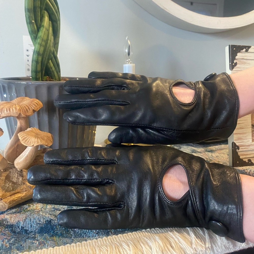 Danier Black Leather Women’s Gloves with Button Detail - Picture 5 of 5